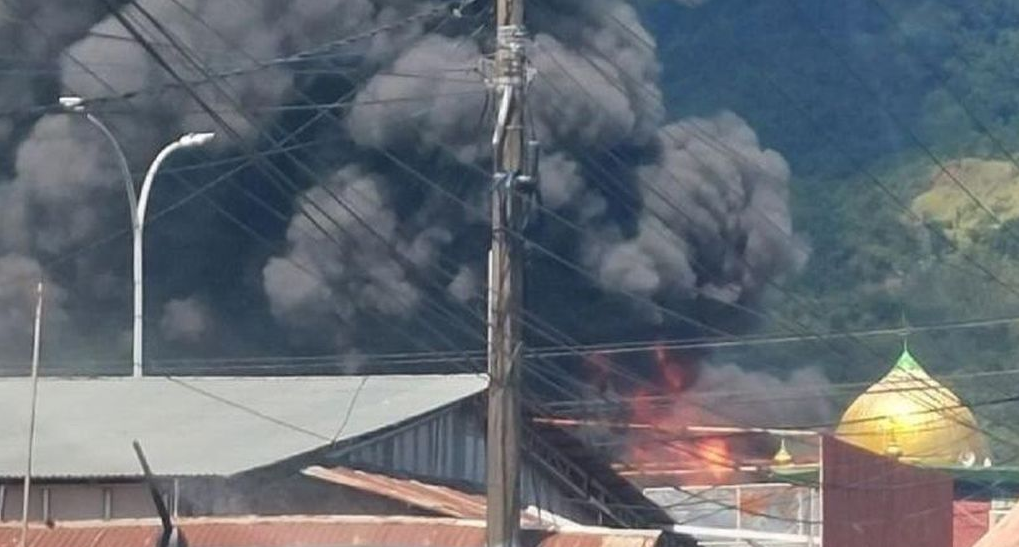 Kebakaran Hebat Melanda Pabrik Karet di Padang: Asap Hitam Membubung Tinggi