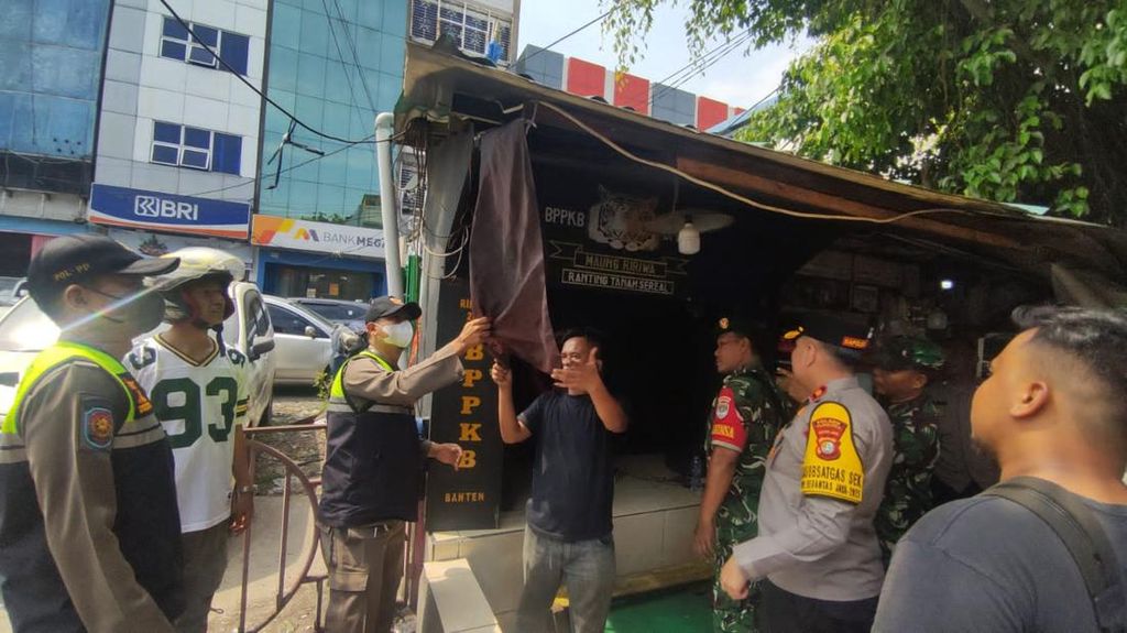 Petugas Gabungan Bertindak: Mencegah Konflik Sosial dengan Mencopot Atribut Ormas di Tambora